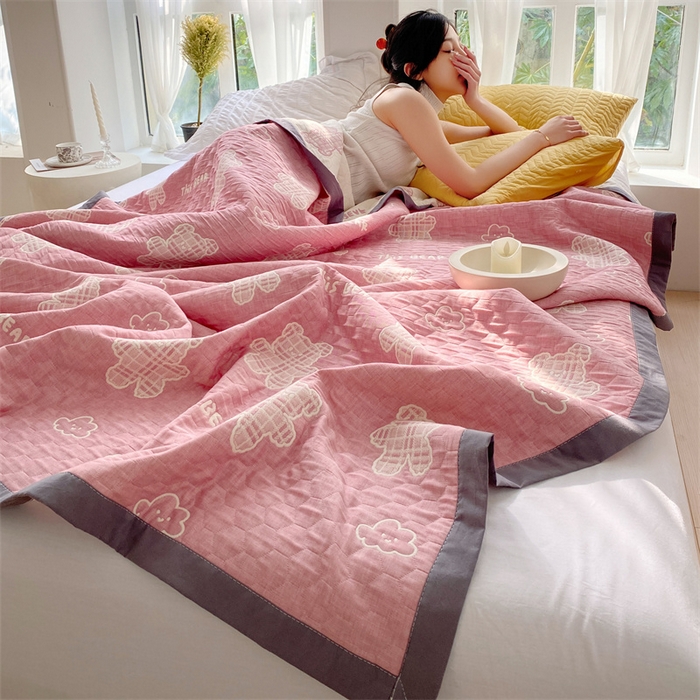 91家纺网 家纺一手货源 找家纺 兄弟坊 2026新款A类全棉三层纱多功能毛巾被夏被夏凉被（盖毯床单夏被） 云朵小熊-粉