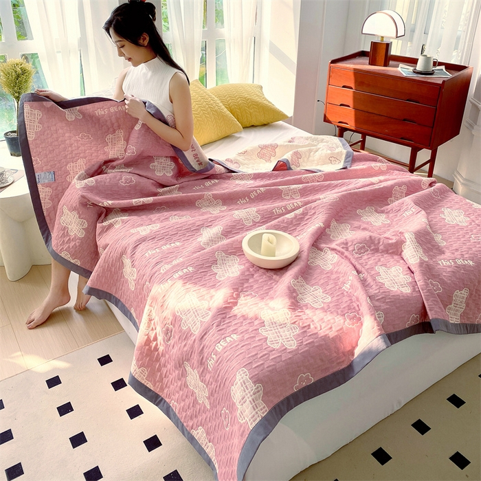 91家纺网 家纺一手货源 找家纺 兄弟坊 2026新款A类全棉三层纱多功能毛巾被夏被夏凉被（盖毯床单夏被） 云朵小熊-粉