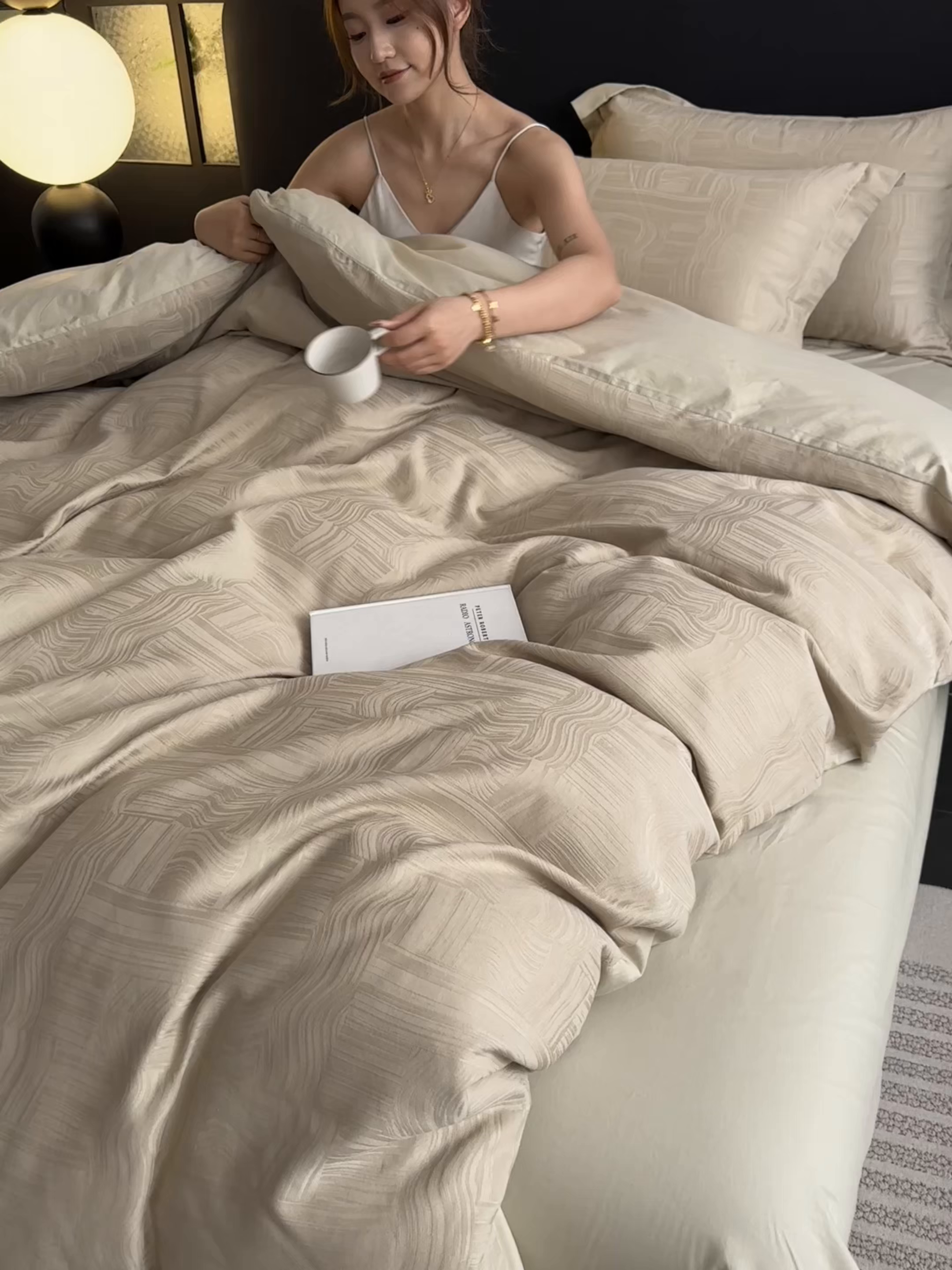 91家纺网 家纺一手货源 找家纺 宅家居 2026新款轻奢A类60支立体浮雕长绒棉纯棉提花贡缎全棉四件套光泽绸缎感三件套 凯迪雅-香槟绿