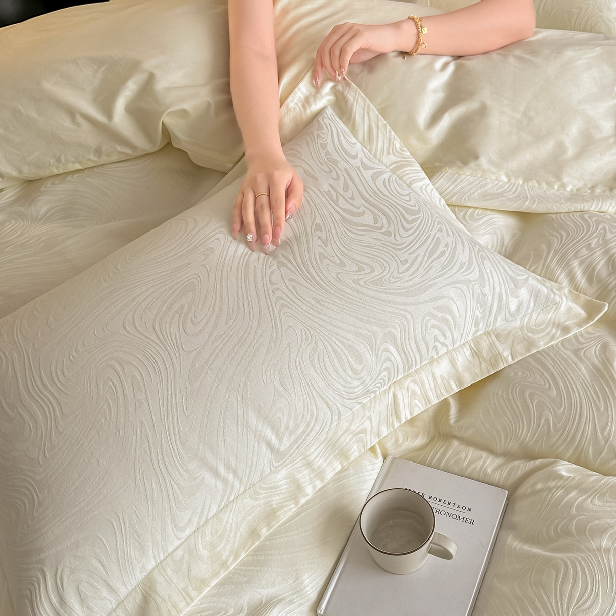 91家纺网 家纺一手货源 找家纺 宅家居 2026新款轻奢A类60支立体浮雕长绒棉纯棉提花贡缎全棉四件套光泽绸缎感三件套 凯迪娜-米白