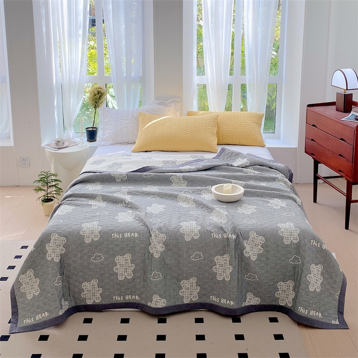 91家纺网 家纺一手货源 找家纺 兄弟坊 2026新款A类全棉三层纱多功能毛巾被夏被夏凉被（盖毯床单夏被） 云朵小熊-灰