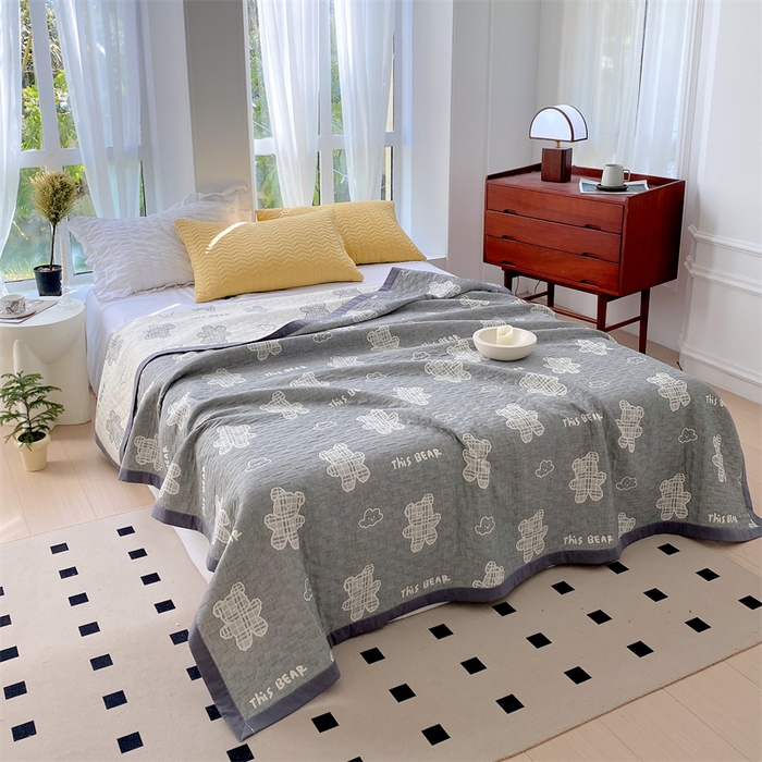 91家纺网 家纺一手货源 找家纺 兄弟坊 2026新款A类全棉三层纱多功能毛巾被夏被夏凉被（盖毯床单夏被） 云朵小熊-灰