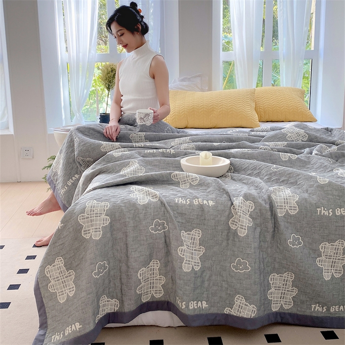91家纺网 家纺一手货源 找家纺 兄弟坊 2026新款A类全棉三层纱多功能毛巾被夏被夏凉被（盖毯床单夏被） 云朵小熊-灰