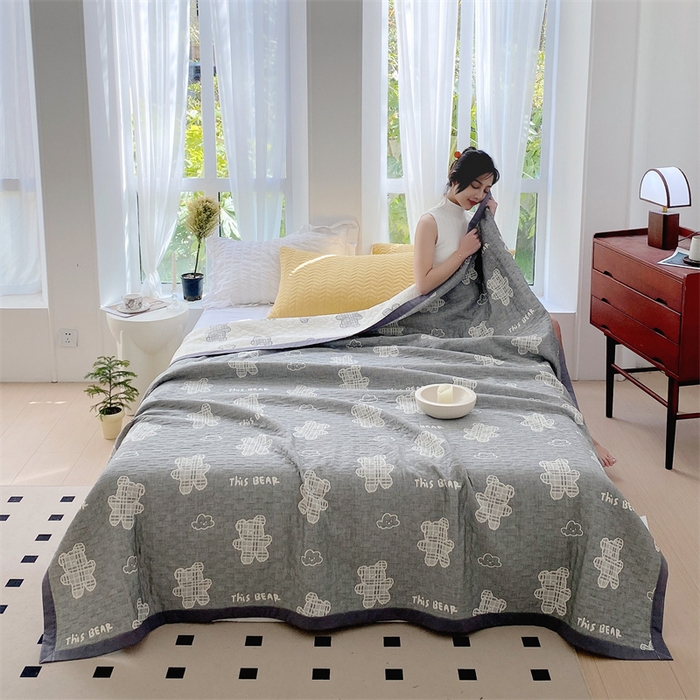 91家纺网 家纺一手货源 找家纺 兄弟坊 2026新款A类全棉三层纱多功能毛巾被夏被夏凉被（盖毯床单夏被） 云朵小熊-灰