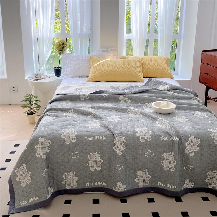 91家纺网 家纺一手货源 找家纺 兄弟坊 2026新款A类全棉三层纱多功能毛巾被夏被夏凉被（盖毯床单夏被） 云朵小熊-灰