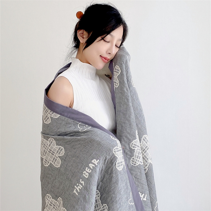 91家纺网 家纺一手货源 找家纺 兄弟坊 2026新款A类全棉三层纱多功能毛巾被夏被夏凉被（盖毯床单夏被） 云朵小熊-灰