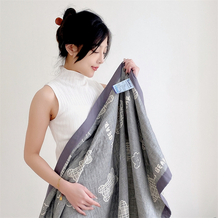 91家纺网 家纺一手货源 找家纺 兄弟坊 2026新款A类全棉三层纱多功能毛巾被夏被夏凉被（盖毯床单夏被） 云朵小熊-灰