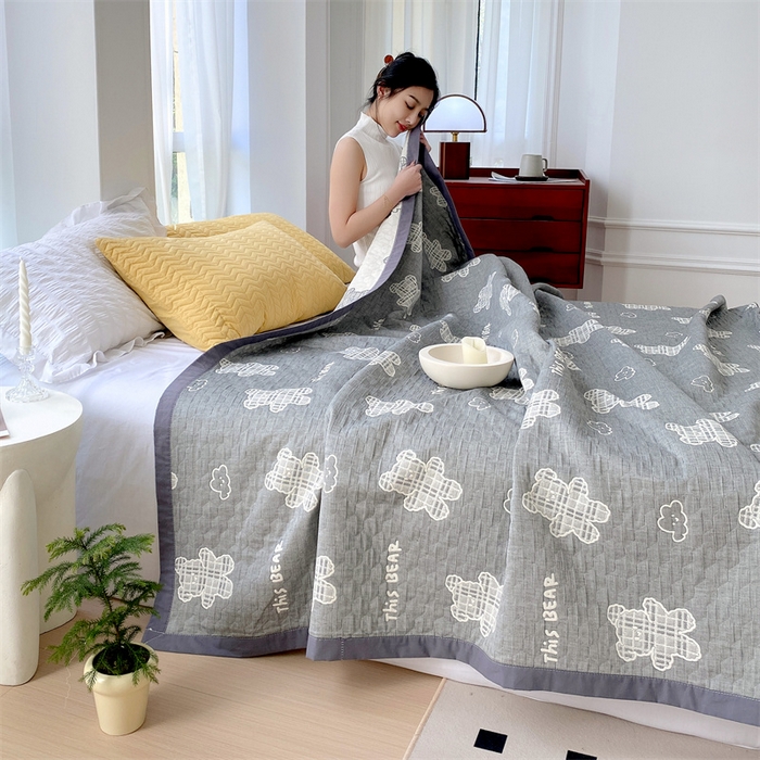 91家纺网 家纺一手货源 找家纺 兄弟坊 2026新款A类全棉三层纱多功能毛巾被夏被夏凉被（盖毯床单夏被） 云朵小熊-灰