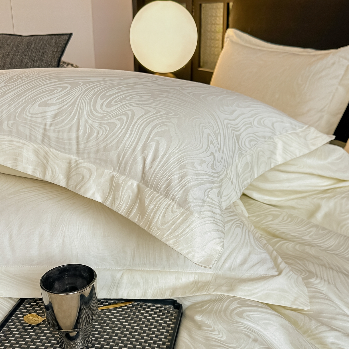 91家纺网 家纺一手货源 找家纺 宅家居 2026新款轻奢A类60支立体浮雕长绒棉纯棉提花贡缎全棉四件套光泽绸缎感三件套 凯迪娜-米白