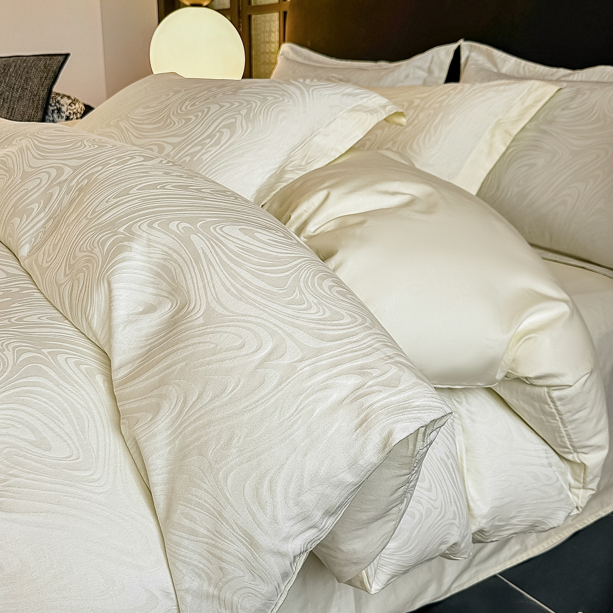 91家纺网 家纺一手货源 找家纺 宅家居 2026新款轻奢A类60支立体浮雕长绒棉纯棉提花贡缎全棉四件套光泽绸缎感三件套 凯迪娜-米白