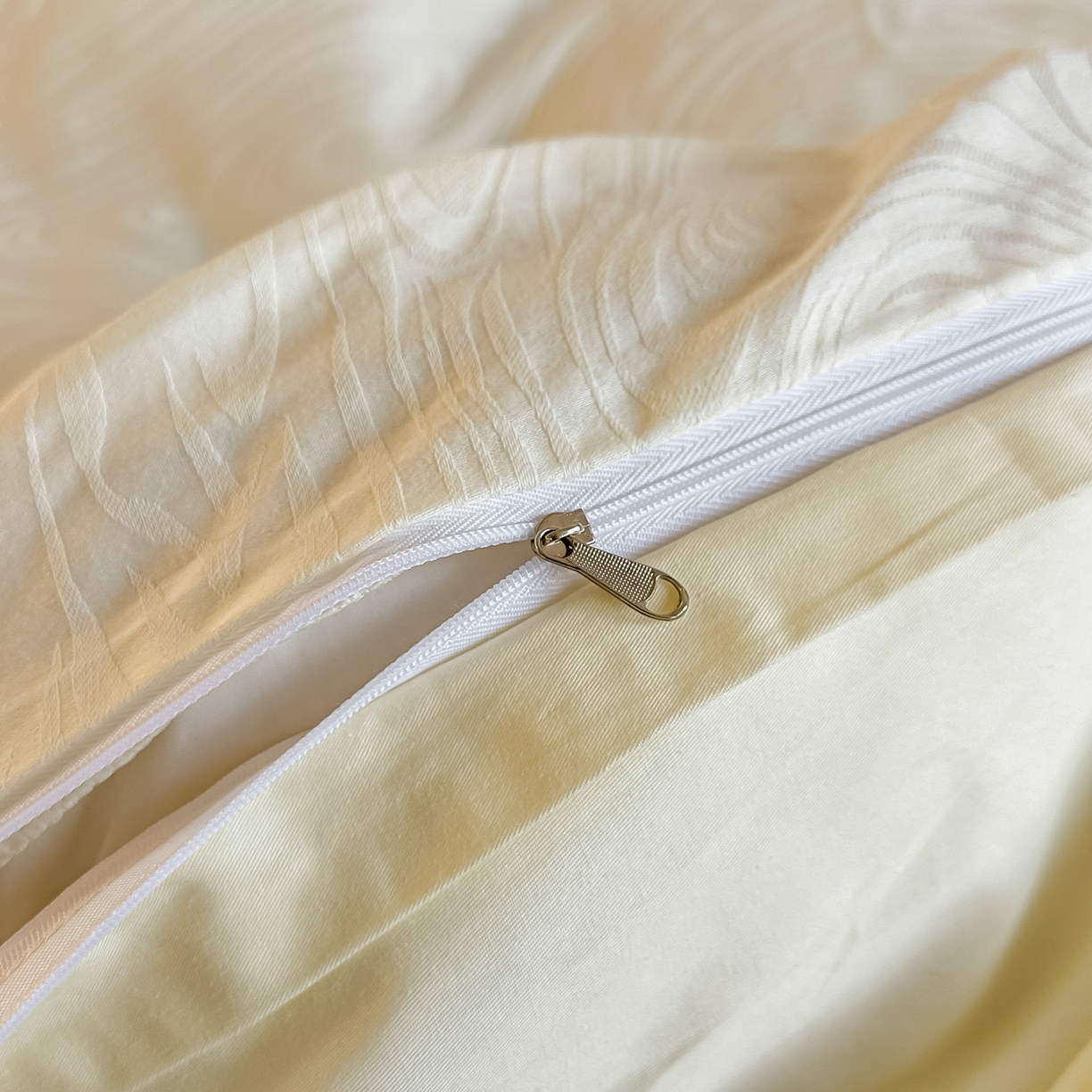 91家纺网 家纺一手货源 找家纺 宅家居 2026新款轻奢A类60支立体浮雕长绒棉纯棉提花贡缎全棉四件套光泽绸缎感三件套 凯迪娜-米白