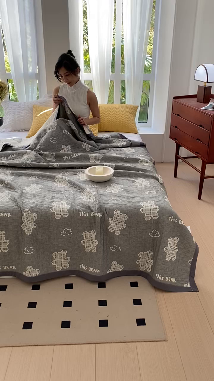 91家纺网 家纺一手货源 找家纺 兄弟坊 2026新款A类全棉三层纱多功能毛巾被夏被夏凉被（盖毯床单夏被） 云朵小熊-灰