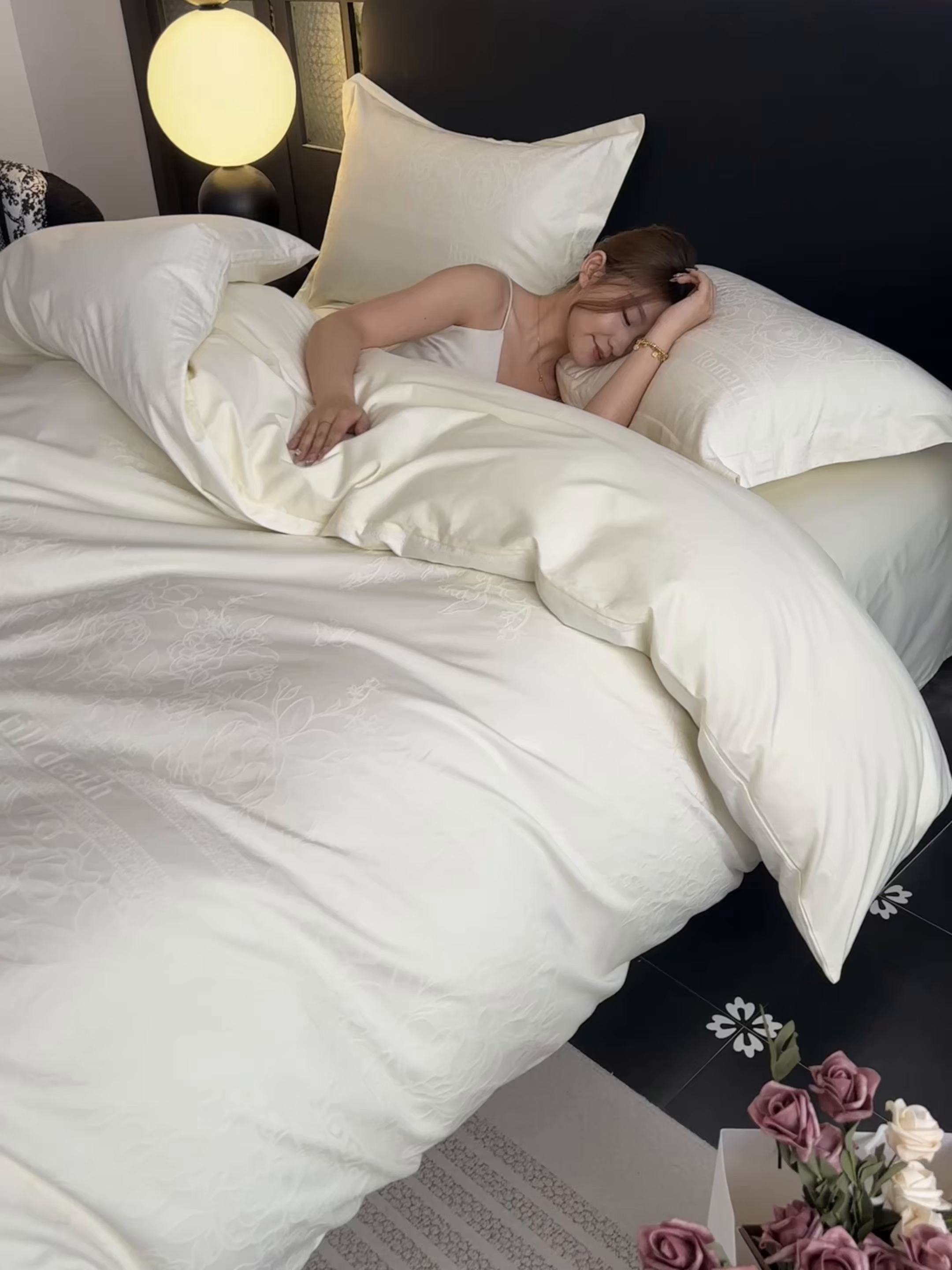 91家纺网 家纺一手货源 找家纺 宅家居 2026新款轻奢A类60支立体浮雕长绒棉纯棉提花贡缎全棉四件套光泽绸缎感三件套 凯迪娜-米白