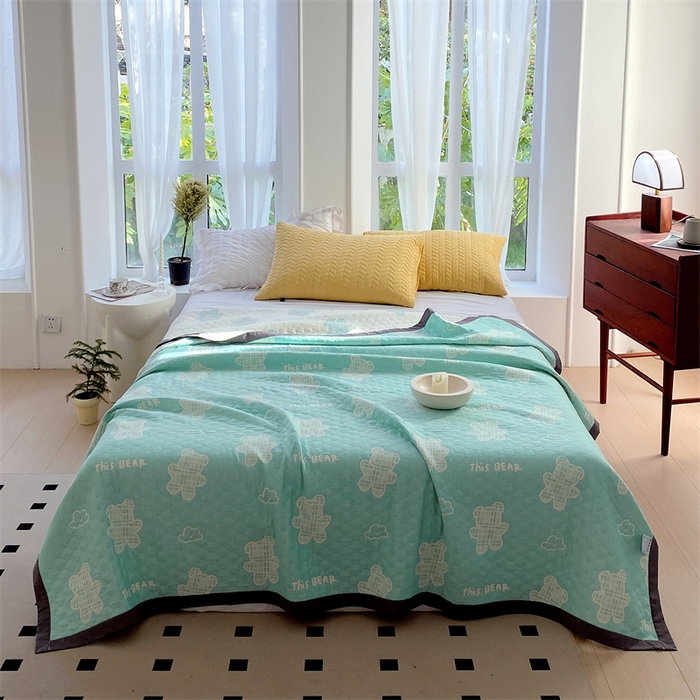 91家纺网 家纺一手货源 找家纺 兄弟坊 2026新款A类全棉三层纱多功能毛巾被夏被夏凉被（盖毯床单夏被） 云朵小熊-绿