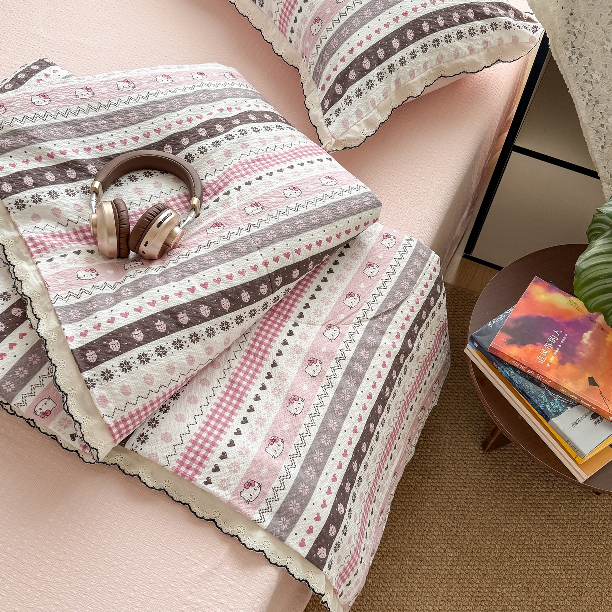 91家纺网 家纺一手货源 找家纺 欧尚 2026新款蕾丝花边夏被款四件套 猫咪集