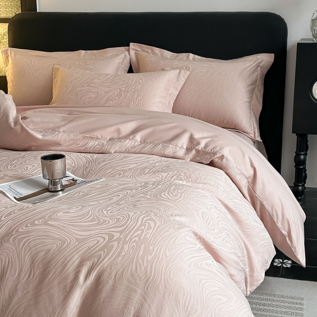 91家纺网 家纺一手货源 找家纺 宅家居 2026新款轻奢A类60支立体浮雕长绒棉纯棉提花贡缎全棉四件套光泽绸缎感三件套 幻纤影-粉金