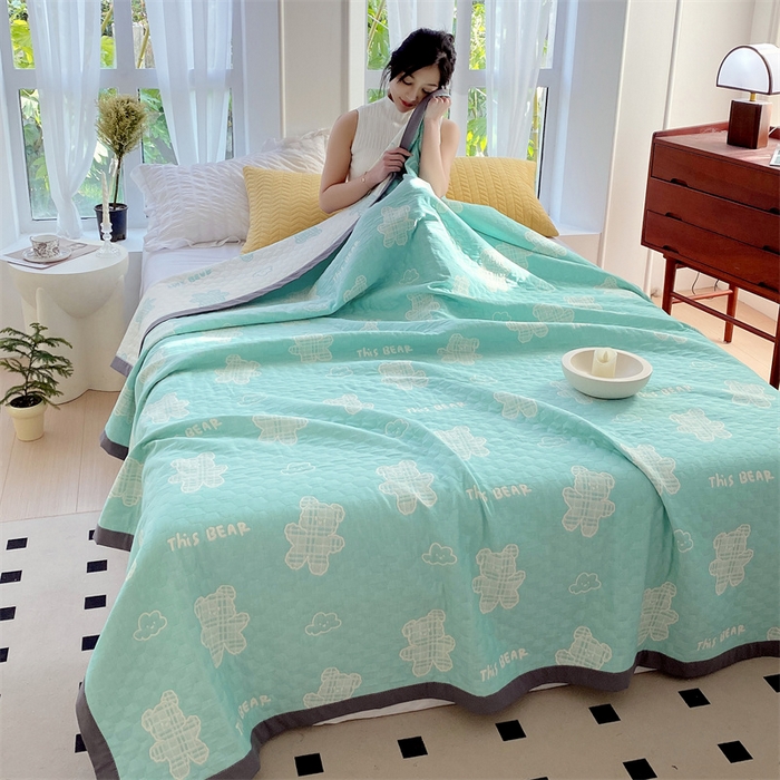 91家纺网 家纺一手货源 找家纺 兄弟坊 2026新款A类全棉三层纱多功能毛巾被夏被夏凉被（盖毯床单夏被） 云朵小熊-绿