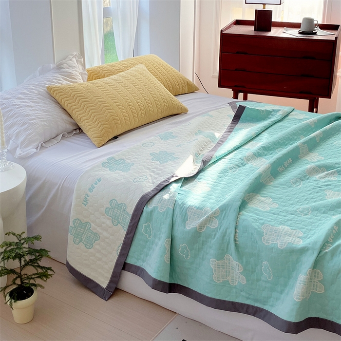 91家纺网 家纺一手货源 找家纺 兄弟坊 2026新款A类全棉三层纱多功能毛巾被夏被夏凉被（盖毯床单夏被） 云朵小熊-绿