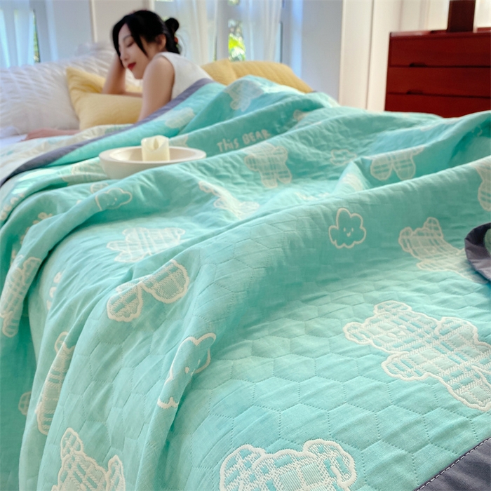 91家纺网 家纺一手货源 找家纺 兄弟坊 2026新款A类全棉三层纱多功能毛巾被夏被夏凉被（盖毯床单夏被） 云朵小熊-绿