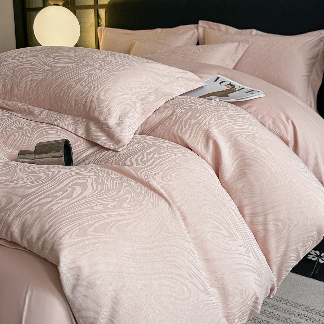 91家纺网 家纺一手货源 找家纺 宅家居 2026新款轻奢A类60支立体浮雕长绒棉纯棉提花贡缎全棉四件套光泽绸缎感三件套 幻纤影-粉金