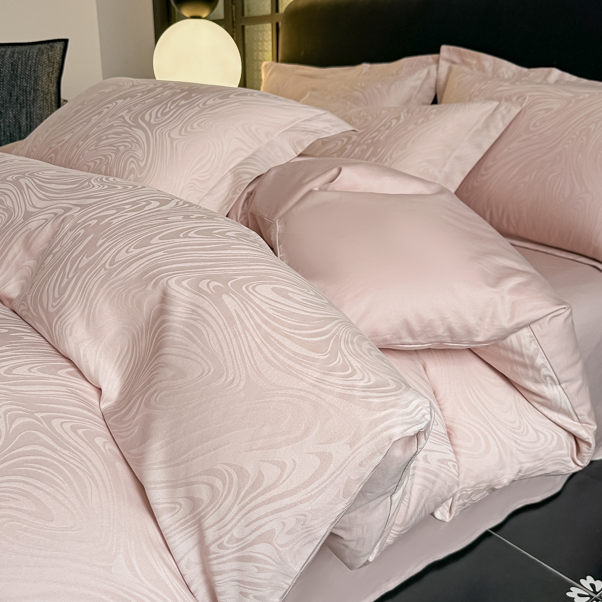 91家纺网 家纺一手货源 找家纺 宅家居 2026新款轻奢A类60支立体浮雕长绒棉纯棉提花贡缎全棉四件套光泽绸缎感三件套 幻纤影-粉金