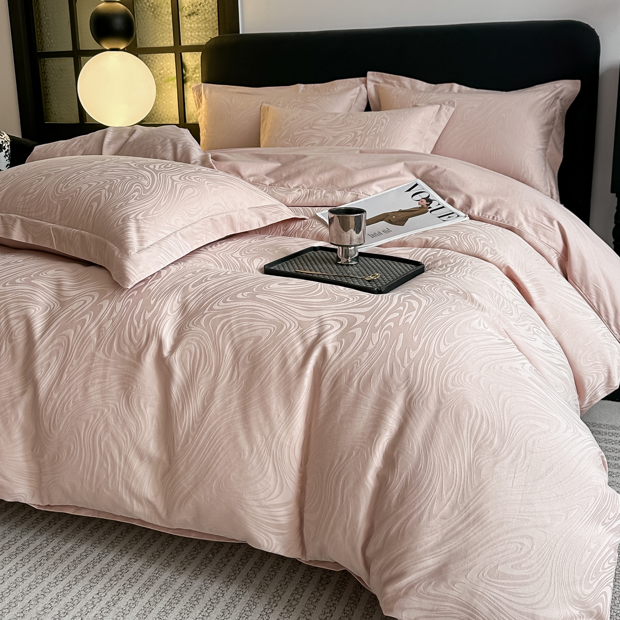 91家纺网 家纺一手货源 找家纺 宅家居 2026新款轻奢A类60支立体浮雕长绒棉纯棉提花贡缎全棉四件套光泽绸缎感三件套 幻纤影-粉金