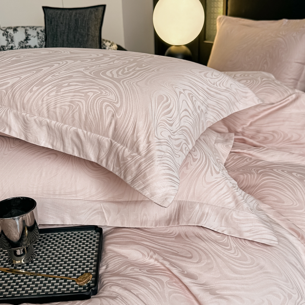 91家纺网 家纺一手货源 找家纺 宅家居 2026新款轻奢A类60支立体浮雕长绒棉纯棉提花贡缎全棉四件套光泽绸缎感三件套 幻纤影-粉金