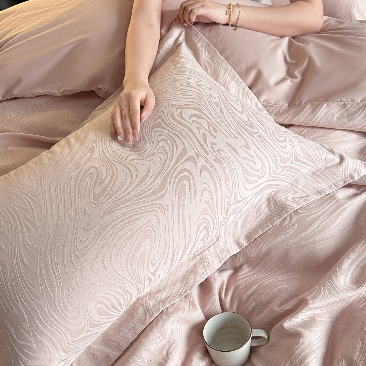 91家纺网 家纺一手货源 找家纺 宅家居 2026新款轻奢A类60支立体浮雕长绒棉纯棉提花贡缎全棉四件套光泽绸缎感三件套 幻纤影-粉金