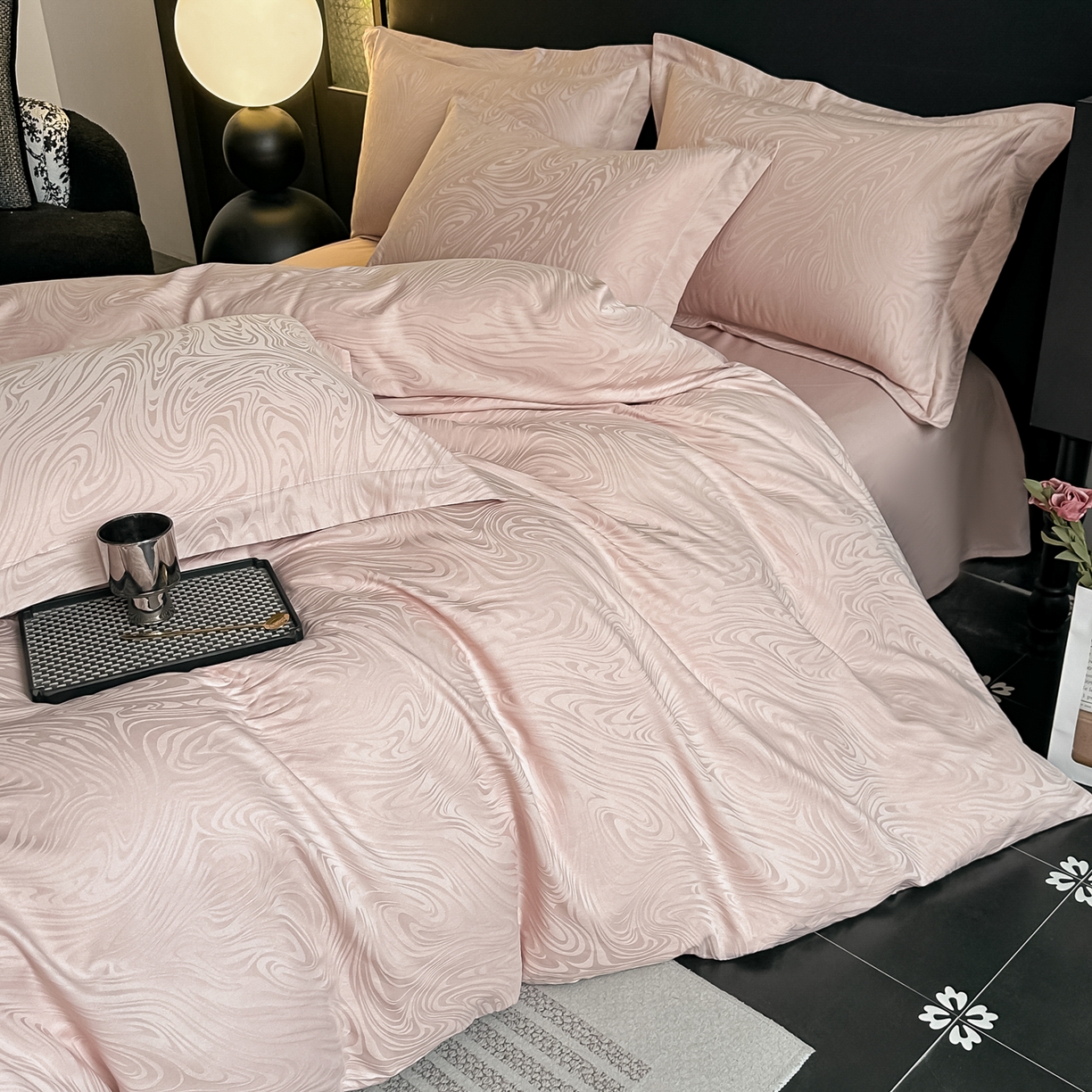 91家纺网 家纺一手货源 找家纺 宅家居 2026新款轻奢A类60支立体浮雕长绒棉纯棉提花贡缎全棉四件套光泽绸缎感三件套 幻纤影-粉金