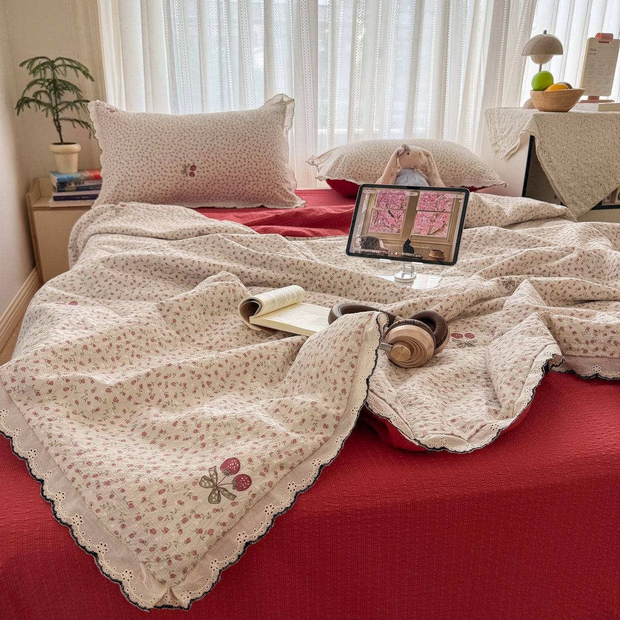 91家纺网 家纺一手货源 找家纺 欧尚 2026新款蕾丝花边夏被款四件套 莓系花伐
