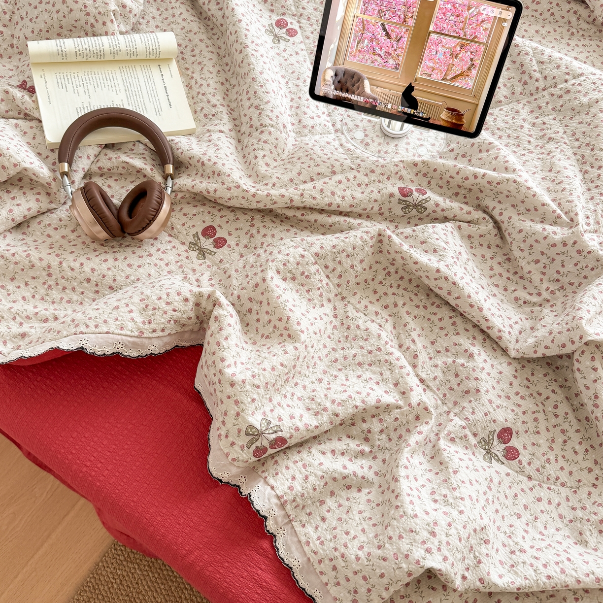 91家纺网 家纺一手货源 找家纺 欧尚 2026新款蕾丝花边夏被款四件套 莓系花伐