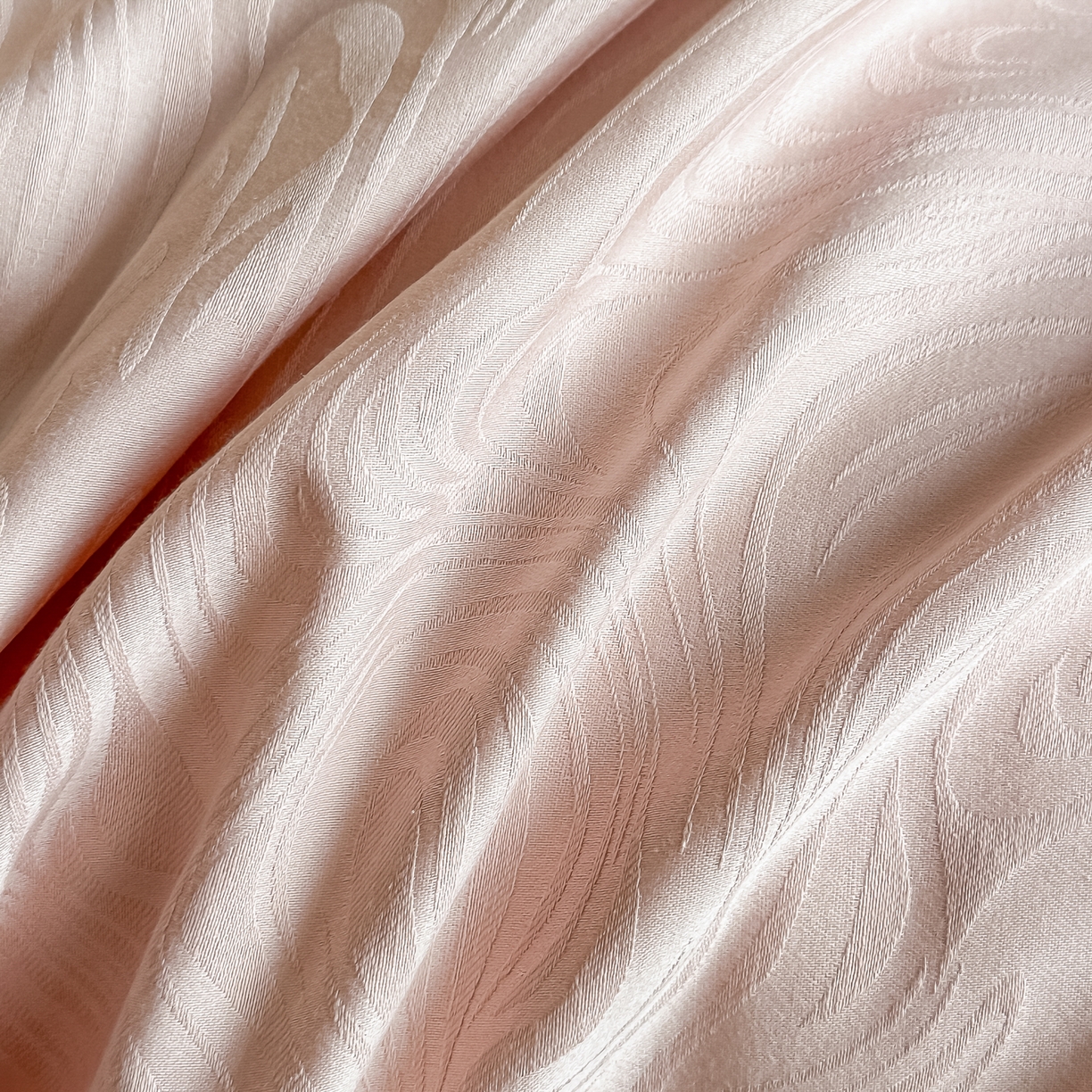 91家纺网 家纺一手货源 找家纺 宅家居 2026新款轻奢A类60支立体浮雕长绒棉纯棉提花贡缎全棉四件套光泽绸缎感三件套 幻纤影-粉金