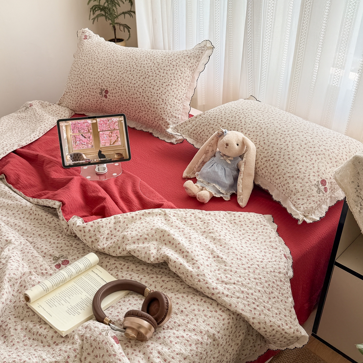 91家纺网 家纺一手货源 找家纺 欧尚 2026新款蕾丝花边夏被款四件套 莓系花伐