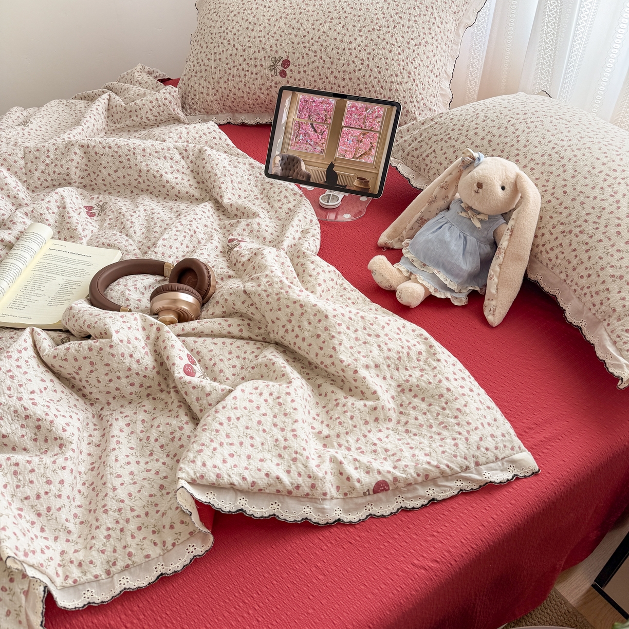 91家纺网 家纺一手货源 找家纺 欧尚 2026新款蕾丝花边夏被款四件套 莓系花伐