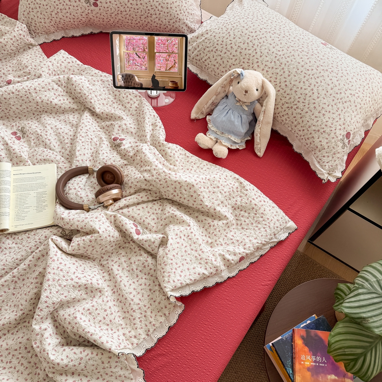 91家纺网 家纺一手货源 找家纺 欧尚 2026新款蕾丝花边夏被款四件套 莓系花伐