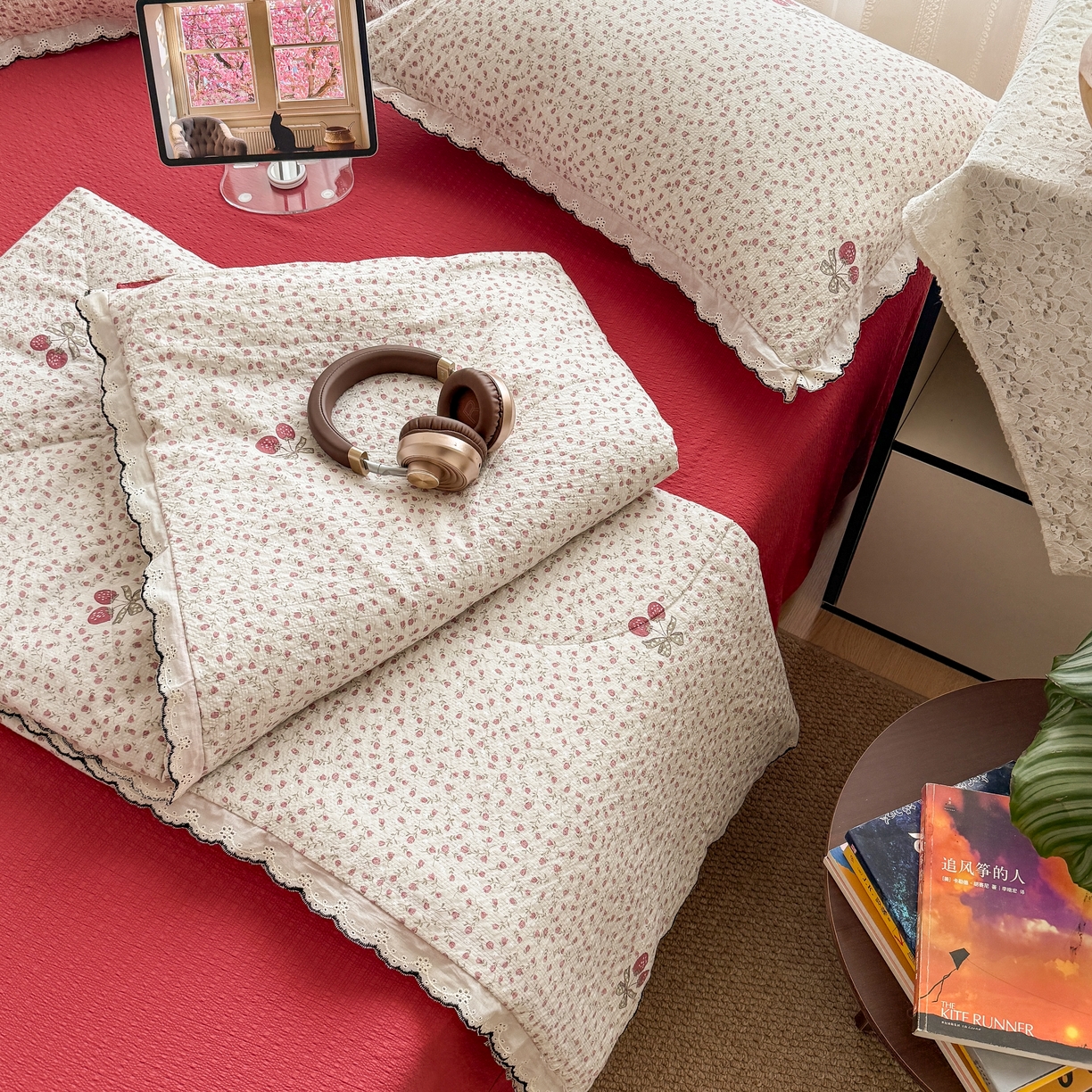 91家纺网 家纺一手货源 找家纺 欧尚 2026新款蕾丝花边夏被款四件套 莓系花伐