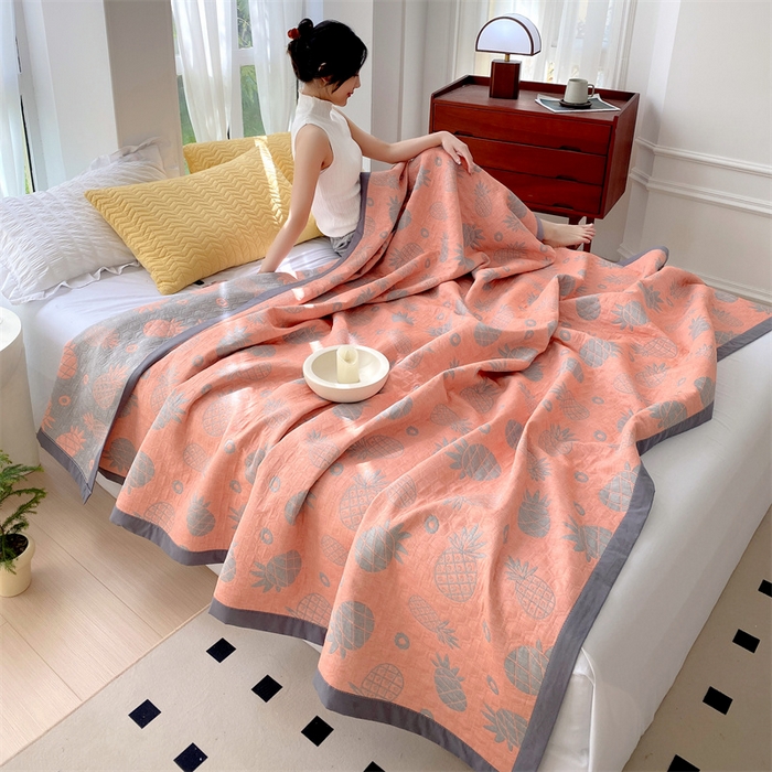 91家纺网 家纺一手货源 找家纺 兄弟坊 2026新款A类全棉三层纱多功能毛巾被夏被夏凉被（盖毯床单夏被） 菠萝气泡-粉
