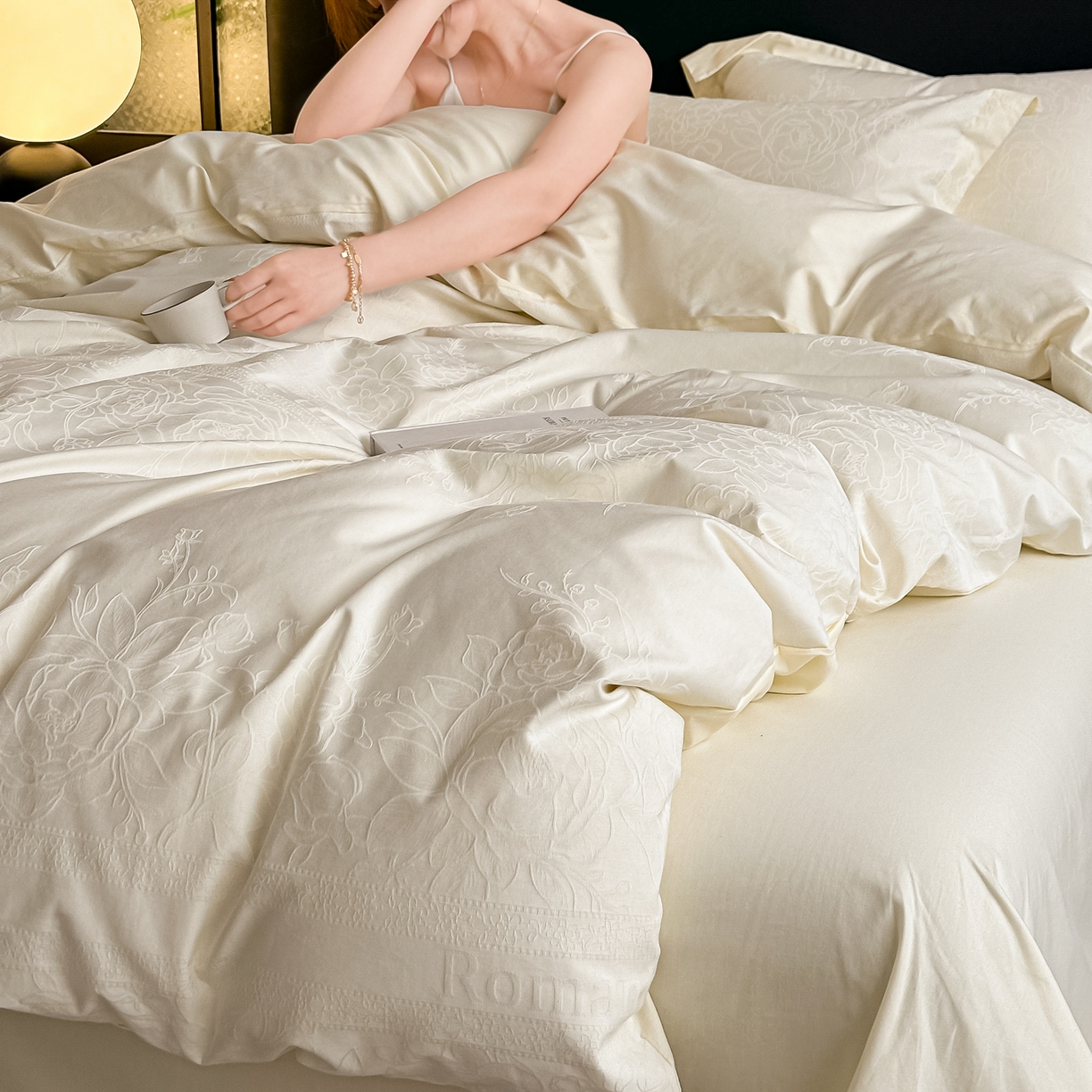 91家纺网 家纺一手货源 找家纺 宅家居 2026新款轻奢A类60支立体浮雕长绒棉纯棉提花贡缎全棉四件套光泽绸缎感三件套 恋曲花语-米白