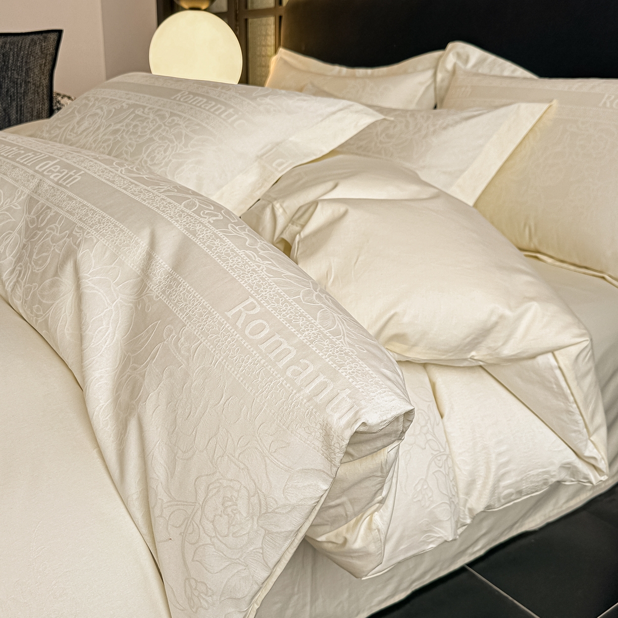 91家纺网 家纺一手货源 找家纺 宅家居 2026新款轻奢A类60支立体浮雕长绒棉纯棉提花贡缎全棉四件套光泽绸缎感三件套 恋曲花语-米白