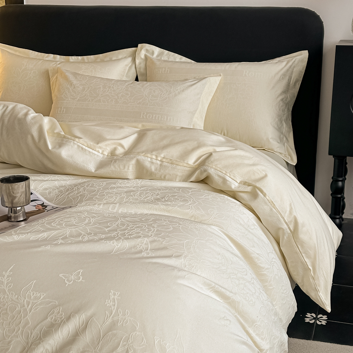 91家纺网 家纺一手货源 找家纺 宅家居 2026新款轻奢A类60支立体浮雕长绒棉纯棉提花贡缎全棉四件套光泽绸缎感三件套 恋曲花语-米白