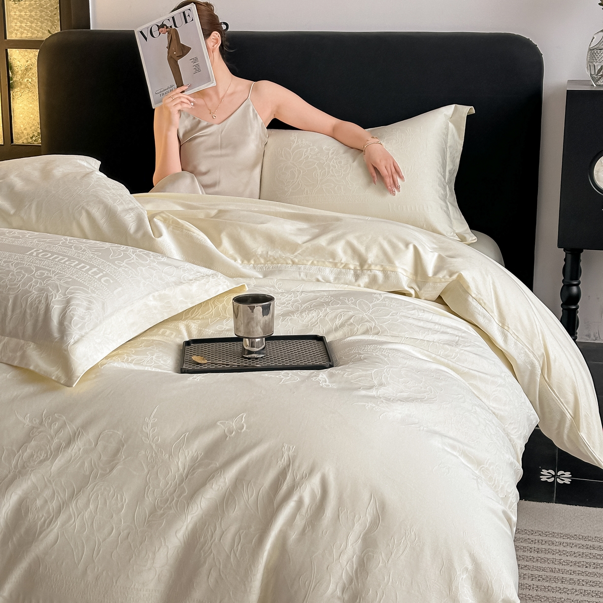 91家纺网 家纺一手货源 找家纺 宅家居 2026新款轻奢A类60支立体浮雕长绒棉纯棉提花贡缎全棉四件套光泽绸缎感三件套 恋曲花语-米白