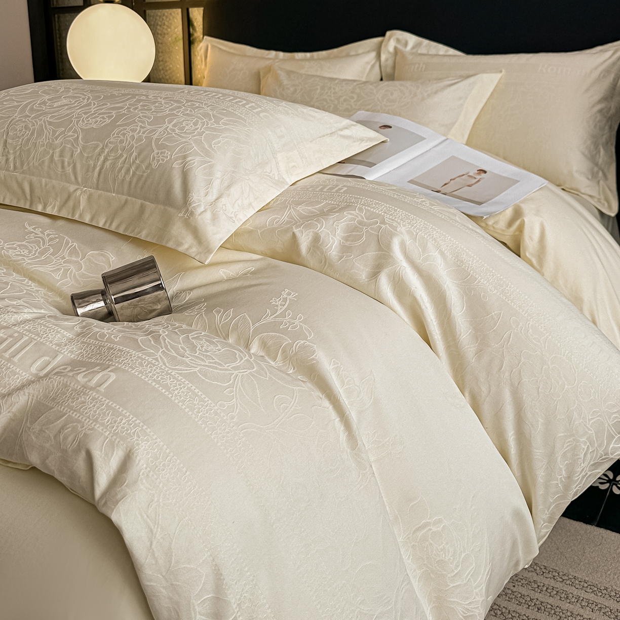 91家纺网 家纺一手货源 找家纺 宅家居 2026新款轻奢A类60支立体浮雕长绒棉纯棉提花贡缎全棉四件套光泽绸缎感三件套 恋曲花语-米白