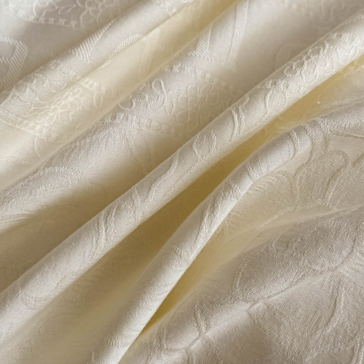 91家纺网 家纺一手货源 找家纺 宅家居 2026新款轻奢A类60支立体浮雕长绒棉纯棉提花贡缎全棉四件套光泽绸缎感三件套 恋曲花语-米白