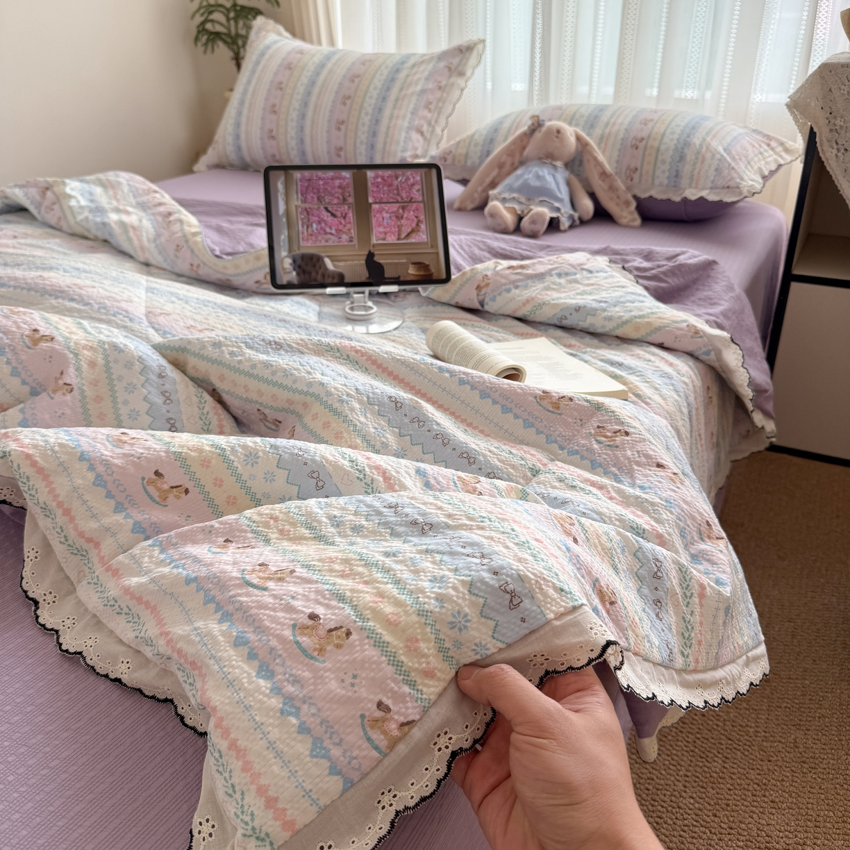 91家纺网 家纺一手货源 找家纺 欧尚 2026新款蕾丝花边夏被款四件套 甜心木马