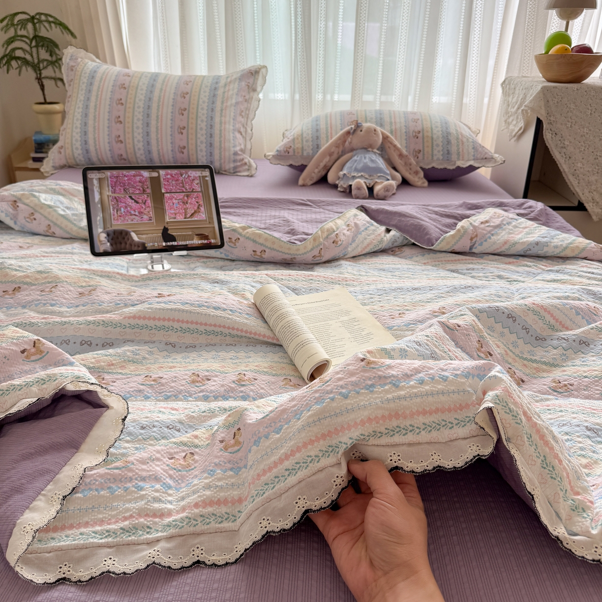 91家纺网 家纺一手货源 找家纺 欧尚 2026新款蕾丝花边夏被款四件套 甜心木马