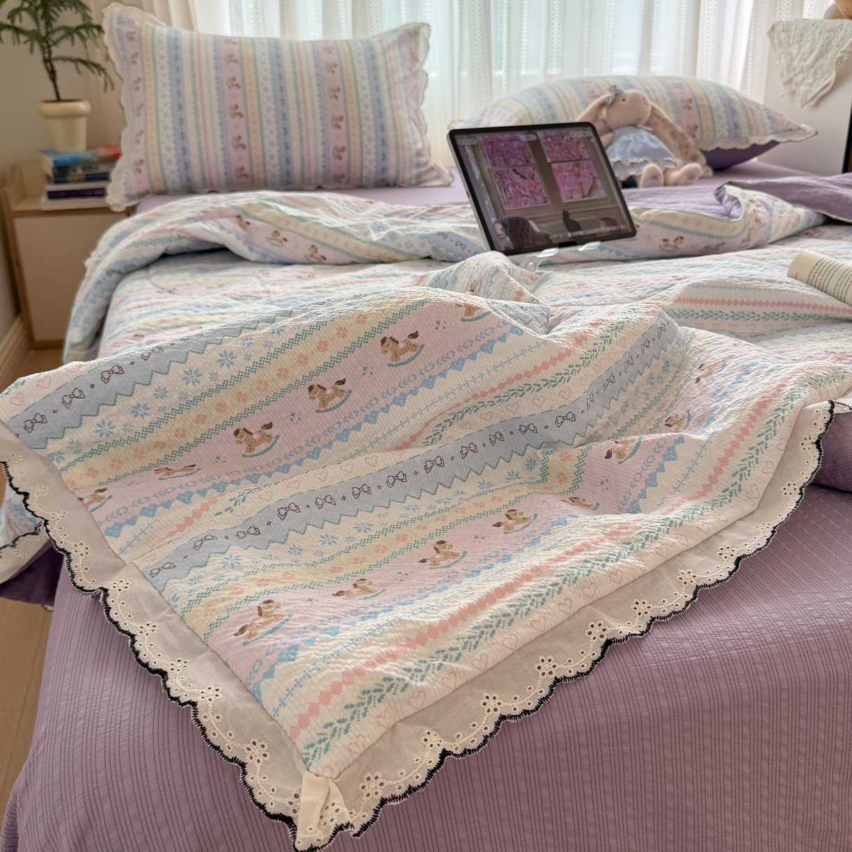 91家纺网 家纺一手货源 找家纺 欧尚 2026新款蕾丝花边夏被款四件套 甜心木马