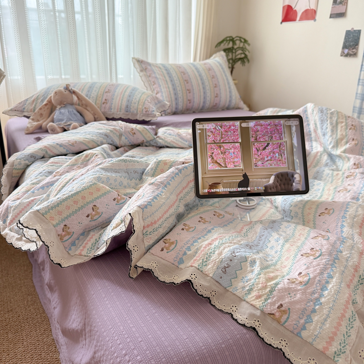 91家纺网 家纺一手货源 找家纺 欧尚 2026新款蕾丝花边夏被款四件套 甜心木马