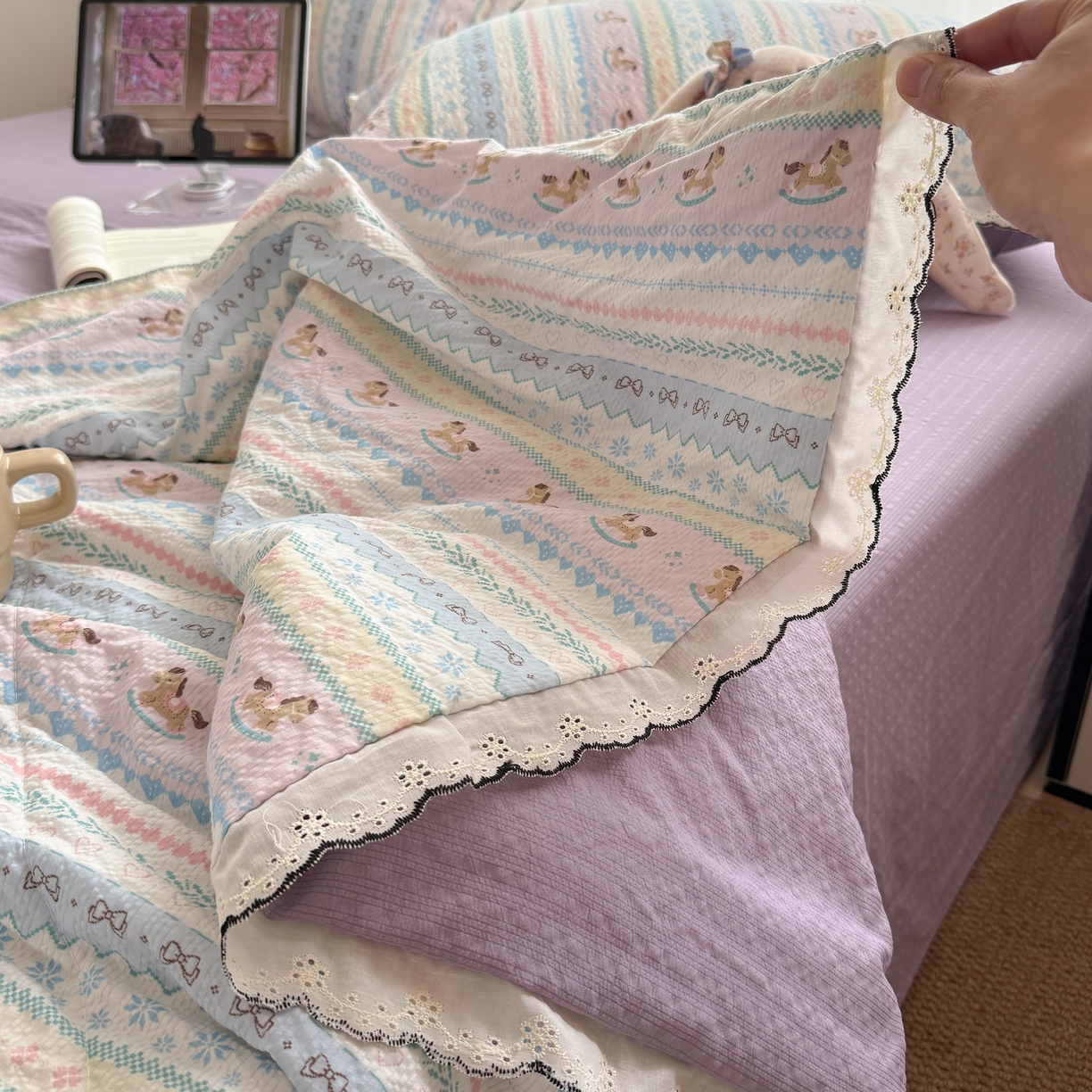 91家纺网 家纺一手货源 找家纺 欧尚 2026新款蕾丝花边夏被款四件套 甜心木马