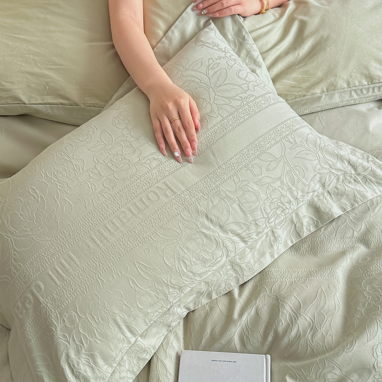 91家纺网 家纺一手货源 找家纺 宅家居 2026新款轻奢A类60支立体浮雕长绒棉纯棉提花贡缎全棉四件套光泽绸缎感三件套 恋曲花语-香槟绿