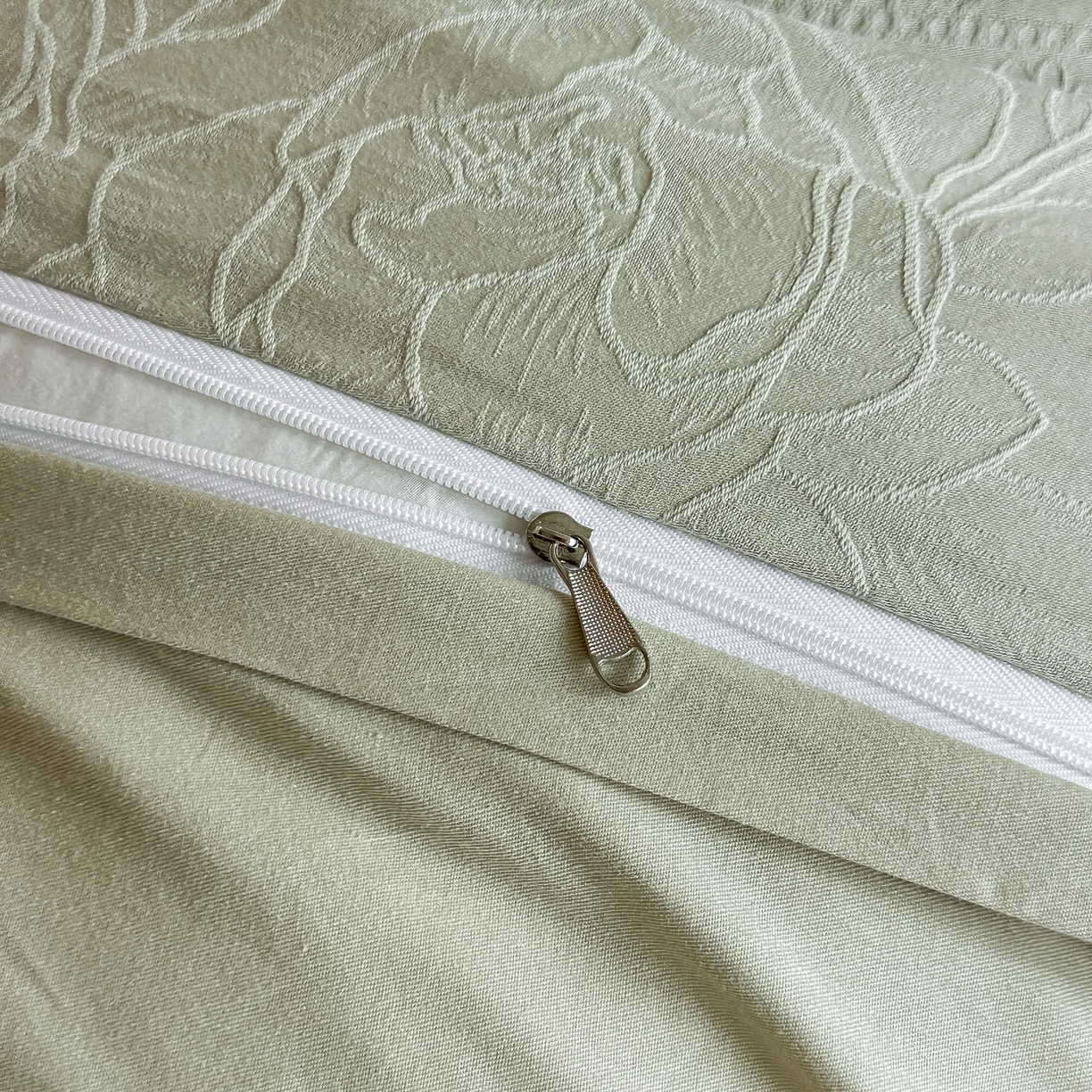 91家纺网 家纺一手货源 找家纺 宅家居 2026新款轻奢A类60支立体浮雕长绒棉纯棉提花贡缎全棉四件套光泽绸缎感三件套 恋曲花语-香槟绿